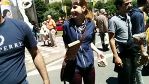 Reconstrucció del casal popular Can Vies per part de molts voluntaris del Barri de Sants. Cadena humana per portar les pedres que no es podran reutilitzar en la construcció a la Seu del Districte.
