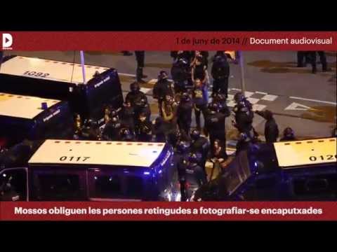 Imatges que mostren com els Mossos van obligar a vestir-se d·una determinada manera els encerclats en l·encapsulament de després de la manifestació #DefensemElsBarris.+ info: Els Mossos encapsulen manifestants i els obliguen a fotografiar-se encaputxats