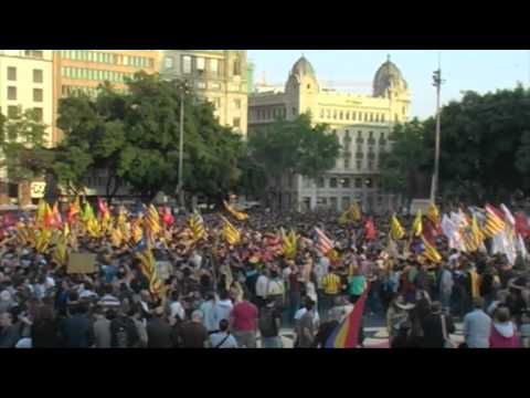 ·Si el Rei abdica ni Felip ni Felipa·Imatges de la concentració a la Plaça de Catalunya de Barcelona el 2 de juny de 2014, hores desprès de l·abdicació de Joan Carles Primer.Volem un referèndum sobre la monarquia. Volem la República.De Felip cinquè a Felip sisè? de cap manera a can felip!