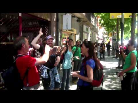 Imatges de la cadena humana que es va fer per portar runa des del CSA Can Vies fins a la seu del Districte.