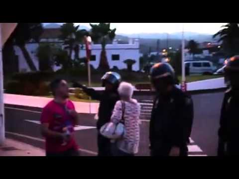 Un agent del Cuerpo Nacional de Policía dona un cop de puny a un manifestant durant la protesta que es celebrà aquest dimecres (11/06/2014) en Telde contra les prospeccions petrolíferes en motivo de la visita del ministre d·Indústria, Energia i Turisme, José Manuel Soria, per fer el pregó de les festes de San Juan en la seva ciutat natal.