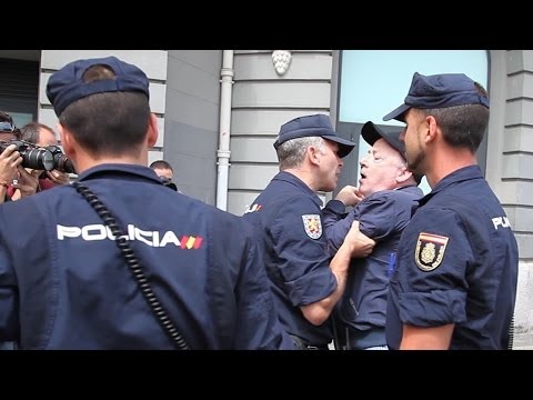 La policia ha impedit una manifestació per l·abolició de la monarquia i per un procés constituent davant del Congrés, mentre a l·interior s·aprovava la llei de abdicació del rei Joan Carles. Jaume Alekos, periodista de Periodisme Humà, va ser agredit i ferit al coll per un policia, a més de ser amenaçat i insultat.
