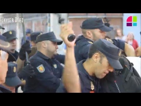 Violència policial en el desallotjament d·una família amb tres menors, un d·ells un bebé d·uns tres mesos, del seu habitatge en el barri madrileny d·Usera.Més informació: http://www.cuartopoder.es/multimedia/2014/06/27/violencia-policial-en-el-desalojo-de-una-familia-con-tres-menores/