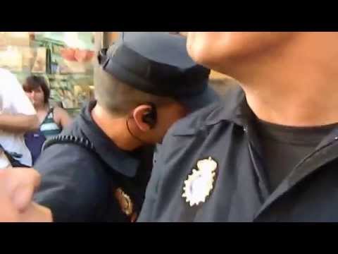 Tot comença perquè un UIP es posa a parlar amb un grup de noies que havien creuat repetidament un pas de zebra. A l·estona, la dona del començament es posa a parlar amb ell per retreure la seva actitud i decideix que la identifiquin, davant la qual cosa ella decideix anar-però els policies s·apropen a identificar-la, arribant a colpejar, empènyer, insultar i identificar gent que només estava al mig. El noi que ha estat detingut ho ha estat perquè un UIP, en estar gravant amb el seu telèfon mòbil, li ha dit que al no ser premsa no podia fer-ho i ho havia de identificar, i després ho ha agafat per portar-li cap a la paret quan ja va començar la batussa i van donar cops de porra indiscriminadament, a mi també. Un UIP va dir que a un altre que anaven a identificar els membres de premsa quan acabessin d·identificar la noia abans de formar-se l·aldarull. Alguns ho han estat. A mi no m·han identificat però m·han informat que estaven dient entre ells la meva descripció física per identificar. En creuar el carrer en sentir crits i observar una actuació policial, 1 UIP m·ha colpejat a l·espatlla intentant retenir per no gravar l·acció. El policia del final em va dir, encara que en la gravació no s·aprecia, ·ja està bé de fer el tonto·. 6 juny 2014. Sota llicència CC-BY-NC. Prohibida la seva difusió en mitjans de comunicació comercials o canals de TV sense autorització prèvia. Contacte: chiquimato93@gmail.com