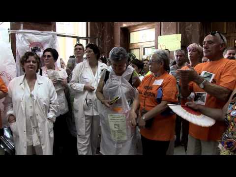 Ocupació d·una planta tancada de la Vall d·Hebron i concentració de veïnes de Barcelona i treballadores dels hospitals.Protesten per:El Departament de Salut des de 2010, ha fet una retallada de 2.000 milions al pressupost de sanitat.225 llites tancats a la Vall d·Hebron.Treballadors dels hospitals catalans denuncien que a Catalunya aquest estiu es tanquen més de 1.300 llits.La salut no és un negoci.#ObrimPlantesiLlits
