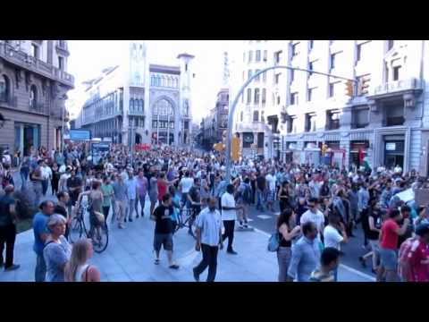 Unes 10.000 persones s·han manifestat pels carrers de Barcelona amb solidaritat amb el Poble Palestí i per que s·aturi el genocidi.#PalestineUnderAttack #GenocidiPalestinaA la plaça de Sant Jaume s·han col·locat un parell de sabates per a cada víctima amb el seu nom i l·edat.