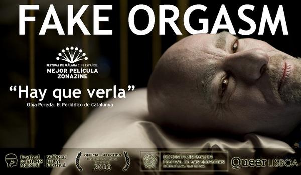 ·Fals orgasme· (2010) conté algunes de les imatges més desconcertants del cinema català recent. El tercer llargmetratge de Jo Sol és un retrat de l·artista conceptual britànic Lazlo Pearlman, que fa servir expressions com ·anarquista del cos· o ·il·lusionista del gènere· per autodefinir-se. A partir de les seves ·performances· provocatives, la pel·lícula planteja una reflexió divertida sobre les mentides de la vida sexual i, de forma xocant i inesperada, deixa pas a un discurs impactant sobre la teoria de gènere i la construcció permanent de la pròpia identitat.  Jo Sol insisteix amb ·Fals orgasme· en la línia iniciada amb l·anterior, ·El taxista ful· (2005). El director s·instal·la en el territori de l·ambigüitat genèrica i factura una proposta que desafia els sentits, els prejudicis i els dogmes de l·espectador. Una proposta juganera, alhora que rigorosa, que va ser premiada al Festival de Cinema Espanyol de Màlaga com a millor pel·lícula de la Secció ZonaZine. 