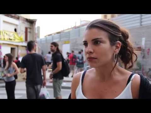 70.000 GRÀCIES!!!!! Com ja sabeu, ahir vam aconseguir entre totes la fita històrica d·arribar als 70.000 euros que ens havíem fixat com a objectiu per poder reconstruir el Centre Social Autogestionat i cobrir la defensa de les repressaliades per l·efecte Can Vies. Sou totes vosaltres les que ho heu fet possible, per tant, moltíssimes gràcies. Concretament, 1.746 gràcies, que sou les persones i col·lectius que heu aportat fins ara al verkami.I diem fins ara perquè encara queden cinc dies de campanya i moltes recompenses per repartir. No cal ni dir-ho, tota aportació segueix sent benvinguda i ens ajudarà a assolir el gran repte que tenim entre les mans: reconstruir el que l·Ajuntament i TMB van destruir i tornar a fer de Can Vies un espai d·on somniar i treballar una altra ciutat.De fet, ja portem setmanes reconstruint Can Vies i amb la nova empenta rebuda ahir no tenim cap mena de dubte que ho aconseguirem. Si ens vols ajudar, ens arremanguem els dimarts i els dijous a partir de les 17.00 hores i els dissabtes a partir de les 10.00 hores. Igualment, els dimecres ens trobem en assemblea a les 20.00 hores.I per acabar, no volem deixar de convidar-vos aquest dissabte al concert que celebrarem a Can Vies. Serà l·ocasió perfecta per celebrar la fita i tornar a donar-vos les gràcies, no només per les aportacions, sinó per demostrar que és cert, que no són paraules buides, que entre totes ho podem tot i que als de l·Ajuntament, ni els necessitem ni els volem. Gràcies.