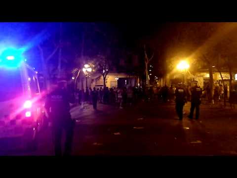 UPA Guàrdia Urbana desallotja plaça Osca #FMSants a les 2:00 en punt intimidant a les presents a la plaça porra en mà.