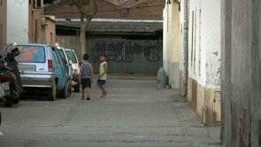 Premi a millor documental al Festival Documenta Madrid 2012.<br/><br/>NO-RES és el primer llargmetratge realitzat i produït per METROMUSTER.<br/><br/>El seu objectiu és generar un debat social a dos nivells. Per una banda pretén parlar de la gentrificació i la conseqüent destrucció del patrimoni històric de la Barcelona obrera. Al mateix temps també posa damunt la taula el tema de la producció independent i l'ús de les llicències lliures com a alternativa a la precarització de la producció audiovisual tradicional.<br/><br/>NO-RES fou el primer documental català finançat gràcies al micro-mecenatge i també la primera coproducció que TV3 du a terme sota llicències lliures (Creative Commons).<br/><br/>Creació col·lectiva<br/>NO-RES és el fruit d'un procés col·lectiu, en el qual els micro-mecenes van poder influir sobre el resultat final, gràcies a les sessions dels anomenats Work-in-Progress que es van anar fent al llarg del rodatge (2010-2011). En aquestes presentacions, es compartia amb els futurs espectadors i al mateix temps coproductors del projecte  allò que s'anava gravant. Totes les suggerències recollides en aquestes sessions van anar afectant el muntatge final de NO-RES. Entenem, doncs, que va ser un procés de producció i de creació democràtic. Aquestes sessions van celebrar-se principalment a Barcelona, però també a Madrid, Saragossa, València i Tenerife.<br/><br/>De tot aquest procés, és important destacar que malgrat defensar la Cultura Lliure, no es defensa la Cultura Gratis. Al llarg de la producció de NO-RES, tots els col·laboradors van cobrar dignament, especialment gràcies al fet d'haver entrat en coproducció amb TV3. Així doncs queda demostrat per primer cop al nostre país, que produir sota llicències lliures no perjudica ni al sector de l'audiovisual ni als seus treballadors: símplement permet eliminar els intermediaris.<br/><br/>Trajectòria<br/>NO-RES va rebre una menció especial a l'edició de 2012 dels oXcars i al Free Culture Forum de Barcelona, els dos esdeveniments més importants sobre Cultura Lliure a tot el món.<br/><br/>Després de ser pre-estrenada al Cinema Verdi de Barcelona el dia 15 de desembre de 2011, NO-RES va començar una intensa vida de festivals al llarg del 2012.<br/><br/>En destaca el primer premi a millor llargmetratge documental de l'Estat Espanyol, que va obtenir al Festival Documenta Madrid de 2012.<br/><br/>NO-RES també va ser presentada al Festival de Documental de Douarnenez (França), al Festival CNEX de Taiwan, al Festival BCCN de Barcelona, al CCMAD de Madrid, al Festival de Cinema Anarquista de Barcelona, al Fusion Festival d'Alemanya, el Festival de Cultura Lliure CaravanLeft, el Festival Nuevas Realidades Vídeo-Políticas de València, entre d'altres. Pròximament serà presentada al Scandinavian Creative Commons Festival, al CineCC de Donostia i al Festival de Cine Verde de Barichara.<br/><br/>El llargmetratge també ha despertat interès a nivell museístic, tal i com ho demostra la seva participació al cicle 'Urgencias de la Contemporaneidad' del Museu Reina Sofía de Madrid, i la seva posterior rèplica al Palacio de los Condes de Gabia de Granada. En el mateix sentit es fan presentacions al Centro Cultural España Córdoba d'Argentina, a la Galeria NO-SPACE de Nova York, a la Toronto Free Gallery i a la Cinerobotèque de Montreal, aquesta última, organtizada per la National Film Board de Canada (NFB/ONF).<br/><br/>A nivell acadèmic, la pel·lícula ha estat visionada i debatuda al Màster de Cinema i Arquitectura de la UPC de Barcelona, a les Jornades de Comunicació Alternativa de la UPF Poblenou, al curs Sentits del Món de l'Escola de la Dona, el Taller de Documental Creatiu de Belkis Vega al Centre Francesca Bonnemaison i un llarg etcètera.<br/><br/>També ha participat a cicles de cinema organtizats pel Col·legi d'Arquitectes de Barcleona (COAC), pel col·lectiu de cinema independent B-MOVIE d'Hamburg, la Cooperativa Aurea Social de Barcelona, el Festival KrisenFest / Europäische Depeschen de Berlin, el Centre de Recursos d'Animació Intercultural (RAI)de Barcelona o al Cineclub del Col·lectiu 39 escalons de Mallorca.<br/><br/>En quasi totes les presentacions, sempre hi ha estat present algun membre de l'equip creatiu per tal de dinamitzar el debat posterior, el qual es considera tant o més important que el propi llargmetratge.<br/><br/>A part de totes les projeccions, NO-RES ha despertat un gran interès a les xarxes socials, pel fet de tractar-se d'un projecte pioner en molts aspectes. Ha estat seleccionat com a exemple paradigmàtic de producció amb el sistema del Crowdfunding a l'estudi 'El crowdfunding en Cataluña y en el Estado español: principales características, retos y obstáculos' elaborat per X.Net i Silvia Caparrós. NO-RES també és actualment l'objecte d'estudi de la Tesi Doctoral sobre noves formes de producció audiovisual de la sociòloga Talia Leibowitz.<br/><br/>En definitiva, un projecte que trascendeix la pantalla de cinema i de l'ordinador, per generar tot un debat social: vivencial i virtual, sobre la gentrificació a les nostres ciutats, i sobre la producció cultural als marges del capitalisme. Tot plegat amb una mirada d'autor, un estil de documental cinematogràfic i amb un alt reconeixement artístic.<br/><br/>Fitxa tècnica<br/>Títol original: [NO-RES], vida i mort d'un espai en tres actes | Durada: 86 minuts | Gènere: Llargmetratge documental | Format: Color HDcam | Realització i Direcció de fotografia: Xavier Artigas | Producció: Ana Castañosa | Cap de producció: Blanca Esteller | Muntatge: Meritxell Colell | So directe: Daniel Lacasa | Disseny de so: Rui Aires | Disseny gràfic: Bru Laín | Postproducció: Francesc Gosalves | Banda sonora original: Pau Llonch, Oest i Santi Serratosa | Comunicació 2.0: Daniel Bobadilla<br/>