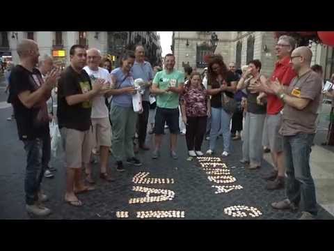 La Setmana de la Dignitat fou convocada per exigir al Parlament que davant la greu situació de pobresa en què es troben centenars de milers de persones a Catalunya no retardin les compareixences i comencin ja a discutir la Renda Garantida Ciutadana, una iniciativa legislativa popular presentada el desembre de 2013 i que compte amb el suport de + de 120 mil signatures. Els impulsors volen que el Parlament instauri aquesta renda ja, perquè la situació d·emergència i els drets de les persones ho requereixen. Ho reclamen basant-se en l·article 24.3 del present Estatut de Catalunya que diu: ·les famílies o persones en situació de pobresa tenen dret a accedir a una Renda Garantida Ciutadana que els garanteixi una vida digna·. Aquesta llei encara no ha estat desenvolupada.La quantia d·aquesta renda seria de 7.967,7  a l·any, 664  al mes, i tindria caràcter incondicional, no subjecta a cap obligació de seguir cursos, perquè el dret a la vida és incondicional. Tindria caràcter indefinit, fins que el perceptor surti de la situació de pobresa.