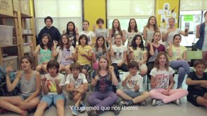 Curt documental sobre els assajos de la cançó ·Mirall de Pau· gravat a l·escola ·CEIP Vila Olímpica· de Barcelona. Aquesta cançó va ser interpretada per 320 escoles catalanes com a protesta davant la Llei d·Educació (LOMCE) coneguda com a ·Llei Wert· que elimina la música com a assignatura obligatòria de l·etapa d·educació bàsica i secundària.