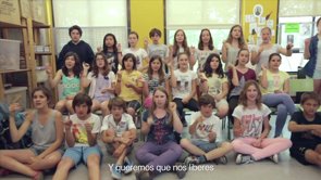 Curt documental sobre els assajos de la cançó 'Mirall de Pau' gravat a l'escola 'CEIP Vila Olímpica' de Barcelona. Aquesta cançó va ser interpretada per 320 escoles catalanes com a protesta davant la Llei d'Educació (LOMCE) coneguda com a 'Llei Wert' que elimina la música com a assignatura obligatòria de l'etapa d'educació bàsica i secundària.<br/>