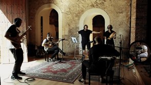 Rumbamazigha 2.0 és un projecte que neix per impulsar i barrejar músics de diverses procedències geogràfiques i estilístiques. Rumbamazigha reuneix damunt l·escenari el que succeeix a les places i barris d·arreu de Catalunya. Rumba catalana i música popular amazigha, sons del Magreb i orientals, intercanviant els seus llenguatges musicals, melodies i ritmes per crear col·lectivament un so popular, ballable, festiu, propi i sense etiquetes. Músics amb instruments diferents però no distints, i amb melodies i ritmes molt semblants que viatgen i flueixen sense fronteres ni impediments.Fitxa artística:Yacine Belahcene: veu i percussióJack Tarradellas: veu i guitarraMassinissa Aït-Ahmed: veu i banjoYannis Papaioannou: laudToni Reyes: baixAniol López: bateria i percussióDe les primeres reunions i assaigs al barri del Raval de Barcelona a l·actual Rumbamazigha han passat set anys amb actuacions arreu de Catalunya i la publicació de Rumbamazigha l·any 2010. La formació reuneix joves rumberos del carrer de la Cera amb músics amazics que ja fa uns anys que van deixar el nord d·Àfrica per instal·lar-se a Barcelona. Rumbamazigha connecta la cultura berber amb la catalana, combinant els compassos rumberos amb la música popular amazigha, donant lloc a sonoritats mediterrànies, d·arrel acústica fresca, captivadora i energètica. En aquest nou projecte, la formació comptarà amb la incorporació de Yacine Belahcene, actual cantant de Yacine & The Oriental Groove i fundador i líder de Cheb Balowski, mítica banda de la Barcelona de finals dels anys 90 que posteriorment esdevindria Nour. També ha format part de Detotarrel, i ha col·laborat amb artistes com Sagarroi (Iñigo Muguruza), Fermín Muguruza (Euskal Herria Jamaica Clash), Kultur Shock (Kultura Dictadura), Kinky Beat (Made in Barna), Gerard Quintana, Joan Garriga (La Troba Kung-Fú), Aziz Sahmaoui i Speed Caravan, entre d·altres.