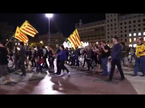  El clam per la desobediència continua. Durant el tercer dia de convocatòria davant la Delegació del Govern espanyol en protesta per la suspensió de la consulta, l·#acampada9N ha decidit en assemblea traslladar la reivindicació a la plaça de Catalunya. Han marxat en manifestació fins a la plaça, on s·han desconvocat i han emplaçat a donar suport a la manifestació d·estudiants en suport del 9N d·avui, 2 d·octubre, a les 18.30 h. Després de la manifestació, tornaran a la plaça de Catalunya per, aquest cop sí, acampar-hi definitivament i continuar desobeint.