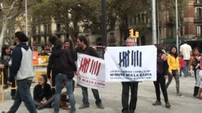 Quatre activistes contra el Pla Caufec s·encadenen a dos bidons de ciment davant el Departament d·InteriorL·acció s·ha fet en solidaritat amb els sis veïns d·Esplugues que seran jutjats els dies 27, 28 i 29 d·octubreEl col·lectiu Renaix! denuncia que l·atur juvenil a Castelló arriba fins al 58,8 %Quatre activistes contra el Pla Caufec s·han encadenat a les 11h del matí d·aquest dimarts a dos bidons de ciment davant la seu del Departament d·Interior, a la confluència del passeig de Lluís Companys amb el carrer Diputació, tallant dos carrils de la via. Han desplegat pancartes on es pot llegir per exemple, ·Pel dret a protestar i contra la por, ni muts ni a la gàbia·. També s·ha desplegat una pancarta davant dels bidons que crida a la manifestació que es farà dissabte a Esplugues de Llobregat. L·acció ha acabat a les 15.30h quan les activistes han estat alliberades i s·ha fet en solidaritat amb els sis veïns del municipi que seran jutjats els dies 27, 28 i 29 d·octubre acusats d·actuacions que es van fer fa vuit anys amb l·objectiu d·impedir un pla urbanístic que afectava la serra de Collserola. Tot i que inicialment només hi havia un parell de cotxes patrulla dels Mossos d·Esquadra, progressivament s·ha ampliat el desplegament i cap a les 15h ja hi havia una quinzena de furgonetes d·antiavalots, 10 de la Brigada Mòbil (BRIMO) i 5 de les Àrees Regionals de Recursos Operatius (ARRO). A partir de dos quarts d·una ha començat l·operatiu per treure les activistes dels bidons -on tenien el braç a dins, amb ciment- i els agents han necessitat més de dues hores per desencadenar-ne dos del primer bidó. Amb el segon bidó ha anat més ràpid i l·operatiu ha culminat a dos quarts de quatre. Les agents han tapat les activistes amb mantes i han engegat les serres radials per tallar la superfície dels bidons, mentre de fons s·escoltaven els crits de solidaritat.Durant l·operatiu, una de les activistes s·ha queixat que estaven a punt de tallar-li la mà amb la serra radial i, després dels crits del grup de suport que els acompanyava -format per unes 80 persones-, finalment l·han deslligat del bidó a cops de mall. Les quatre activistes desencadenades han estat sotmeses a una revisió mèdica en una ambulància desplaçada als llocs dels fets, han estat identificades i les han deixat en llibertat. En un moment de l·operatiu, ha sortit a la porta del Departament l·excomissari en cap dels Mossos d·Esquadra Joan Unió, que ha recollit un full informatiu de les activistes alhora que dirigint-se a les activistes els hi ha dit ·ja recordo quan us encadenàveu al tramvia d·Esplugues, però és una llàstima perquè avui la notícia seran les paraules del president·.·Fem desobediència civil pacifica. Un tal Gandhi es va fer famós per fer el mateix·Un mediador dels Mossos ha preguntat a les activistes si l·acció tenia una hora de finalització i aquests li han contestat que fins que el govern no retirés l·acusació no desistirien. Davant la intervenció imminent de la BRIMO, en Jose, enganxat al barril, somriu i declara per a la Directa: ·Res més del que ja s·ha dit. Només un missatge per ma mare: avui no vindré a dinar. Aquí estem molt tranquil·les, i orgulloses del que fem per defensar Collserola. Fem desobediència civil pacifica. Un tal Gandhi es va fer famós per fer el mateix·. La BRIMO ha apartat tothom, mentre la gent cridava ·la repressió no és la solució!·.Un agent ha obligat els periodistes de la Directa a identificar-se. La policia ha acordonat la zona, mentre ha apartat les persones solidàries que hi havia. El grup de suport portava pancartes convocant la gent a la manifestació de dissabte i amb el lema No us volem a la presó. Solidaritat amb les nostres veïnes.Jesús Rodríguez 14/10/2014Quatre activistes contra el Pla Caufec s·encadenen a dos bidons de ciment davant el Departament d·Interior