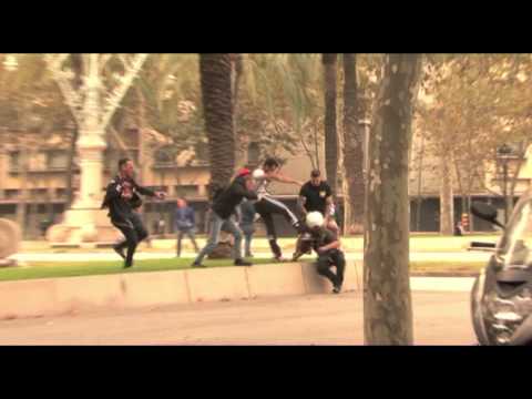 Barcelona, 9/10/2014.- Concentració antifeixista en solidaritat amb els companys Sergi i Rubén davant a Arc de Triomf és agredida per un grup nombrós de neonazis, davant la complicitat dels Mossos d·Esquadra.El judici fou aplaçat pel proper 24 d·octubre, on es convoca de nou una concentració solidària contra la criminalització de la lluita antifeixista. Al mateix lloc, a les 9h.