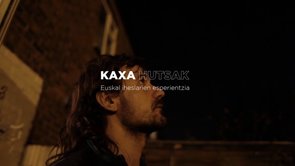 KAXA HUTSAK (Caixes Buides). Projecte documental audiovisual que narra les experiències dels exiliats i exiliades basques en les diferents etapes del conflicte basc. Aquesta idea que vam començar a desenvolupar i materialitzar el 2012, actualment es troba a l·equador de la feina.En la lluita per la independència, una part del Poble Basc (d·esquerres, socialista i sobiranista) ha utilitzat tots els mitjans al seu abast, incloent-hi la via militar duta a terme per l·organització armada ETA. A causa d·aquesta situació, centenars de persones han hagut de fugir a altres països impulsats per diferents motius: integració en l·organització armada ETA, problemes amb la justícia espanyola, la por a patir tortures en dependències policials i evitar llargues condemnes de presó entre d·altres.Avui en dia, tot i que l·organització armada ETA va declarar l·alto el foc definitiu en 20 d·octubre de 2011, més de 500 ciutadans i ciutadanes basques es troben exiliades en diverses parts del món. Molts d·ells i elles sense possibilitat de tornada a causa de processos judicials d·excepció.El nostre objectiu és comptar com viu aquest col·lectiu a l·exili a través de diferents perfils.·L·exili és com amagar-se en un armari amb por que algú l·obri, però també amb por que ningú l·obri mai més.·Volem saber quins problemes tenen, perquè van haver de fugir, quan tornaran al seu poble natal, que traves burocràtiques tenen, com es viu sota una falsa identitat... Aquestes persones, ens aproparan a les diferents etapes que el denominat conflicte basc ha tingut en els últims 30 anys.+ info: http://kaxahutsak.com