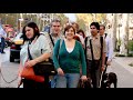 Denúncia pública de l·ACIC (Associació Catalana per a la Integració del Cec) que mostra el seriós perill que comporta la remodelació del nou passeig de Gràcia de Barcelona tal i com està a 15 de novembre de 2014.Les noves voreres incorporen un carril de servei on poden passar taxis, vehicles de càrrega i descàrrega o dels veïns i bicicletes. Aquest carril, està al mateix nivell que la vorera (sense rampes que marquin un desnivell), convertint gran part del passeig en una plataforma única on circulen vehicles i vianants.Les persones cegues o amb baixa visió es poden trobar en situacions perilloses sense saber-ho, ja que no s·han incorporat marques tàctils al llarg de tot el carril de vehicles i per tant no es detecta ni amb els peus ni amb el bastó el canvi de zona entre la de vianants i la de vehicles.La pràctica de la plataforma única sense canvis de senyalització tàctil i visual amb contrast de colors correcta, s·està duent a terme a ciutats i pobles d·arreu sense tenir en compte el greu risc que comporta per a aquest col·lectiu. Per a més informació:Associació Catalana per a la Integració del CecMòbil: 689 06 94 31E-mail: comunicació@webacic.cat www.webacic.catTwitter: @acicatFacebook: www.facebook.com/acicat