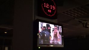 El matí del 29 de novembre del 2013, la Generalitat Valenciana talla les emissions de Ràdio 9 i Canal 9. La policia entra a les instal·lacions de RTVV on un grup de treballadors ha intentat mantenir la programació. El tancament d·un mitjà de comunicació públic només té un precedent a Europa, l·ERT grega. Estem davant d·un fet excepcional. ¿Què ha passat perquè això succeeixi ?.00:19, es pregunta sobre les causes d·aquest desastre. Amb el fil conductor de l·última nit d·emissions i amb les opinions i l·anàlisi dels protagonistes de cada període es reconstrueix la història de la ràdio i televisió pública valenciana. Dos grans preguntes apareixen. La primera, el paper que ha jugat RTVV en la trama de corrupció Gürtel. La segona, la utilització de RTVV per part dels governs de la Generalitat com a mitjà de propaganda.Destaparem els mecanismes que feien possible el control de la informació comptats pels seus propis protagonistes. Assumint ells mateixos la seva responsabilitat. Una reflexió que ens porta també a les condicions actuals en què s·exerceix el periodisme, tant en mitjans públics com privats.El cas de RTVV és paradigmàtic perquè exemplifica molts dels símptomes d·una societat amb una cultura democràtica molt superficial ...