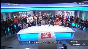 El matí del 29 de novembre de 2013 la Generalitat Valenciana talla les emissions de Ràdio 9 i Canal 9. La policia entra en les instal·lacions de RTVV on un grup de treballadors ha intentat mantindre la programació. El tancament d·un mitjà de comunicació públic només té un precedent a Europa, la ERT grega. Estem davant d·un fet excepcional. ¿Què ha passat perquè açò succeïsca? 12:19 es pregunta sobre les causes d·este desastre. Amb el fil conductor de l·última nit d·emissions i amb les opinions i l·anàlisi dels protagonistes de cada període es reconstrueix la història de la ràdio i televisió pública valenciana. Apareixen dos grans preguntes. La primera, el paper que ha jugat RTVV en la trama de corrupció Gürtel. La segona, la utilització de RTVV per part dels governs de la Generalitat com a mitjà de propaganda. Destaparem els mecanismes que feien possible el control de la informació contats pels seus protagonistes, assumint ells mateixos la seua responsabilitat. Una reflexió que ens du també a les condicions actuals en que s·exerceix el periodisme, tant en mitjans públics com privats. El cas de RTVV és paradigmàtic perquè exemplifica molts dels símptomes d·una societat amb una cultura democràtica molt superficial...