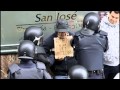 La matinada del passat dimarts 16 de desembre un desplegament policial ordenat per l·Audiència Nacional irromp en els nostres espais i deté a 11 companyes. En Sant Andreu assalten quatre vivendes, registren l·Ateneu Llibertari del Palomar i s·emporten a tres de les nostres. Assistim a la denominada operació Pandora, un cop repressiu dirigit pel jutge Javier Gómez Bermúdez contra el moviment anarquista. Una vegada més l·Estat recorre a la denominada lluita antiterrorista per a eliminar a qui qüestiona i amenaça l· statu quo.Però qui sembra el terror? A cas no és l·Estat una maquinària despietada i cruel que gaudeix de total impunitat? El mateix engranatge inhumà capaç de rescatar la banca mentre desnona les nostres veïnes i condemna les nostres vides a la precarietat? Què tanca i tortura a persones migrades en Centres d·Internament? Què retalla cada cop més llibertats en pro de una suposada seguretat ciutadana que en realitat és una altra forma de mantindre els privilegis d·uns pocs a costa de la misèria de la resta?No tenim res a amagar. Som anarquistes i rebutgem l·ordre social imposat. No estem disposades a empassar-nos aquesta realitat de misèria i acceptem el conflicte derivada d·aquesta decisió. El nostre compromís és ferm i la nostra resposta és clara:La lluita és l·únic camí.