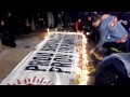 Centenars de manifestants homenatgen Patrícia Heras a plaça Sant Jaume després del passi de Ciutat Morta a TVCEmotius parlaments de Mariana Huidobro, Sílvia Villullas i Xavier Artigas. Exigeixen la reoberta del cas i una investigació de les pensions vitalícies als policies condemnats per tortures greusEl passi al Canal 33 del documental Ciutat Morta, malgrat els cinc minuts de censura per ordre judicial, ha estat tot un èxit. S·han fet projeccions públiques a més de 300 locals distribuïts per tota la geografia catalana i, a l·espera de les xifres d·audiència definitives, de ben segur que s·han superat els 42.000 espectadors que va tenir l·emissió de Pa Negre, al mateix programa Sala 33 de la televisió pública. Només amb els passis a casals i ateneus s·ha superat la xifra de 10.000 espectadores. Un cop finalitzada l·emissió per les xarxes ha circulat com la pólvora la convocatòria de vetlla amb espelmes a la plaça de Sant Jaume, en homenatge a Patricia Heras. Des de la Ronda de Sant Pau s·ha fet una manifestació que ha travessat el Raval encapçalada per la pancarta ·Prou brutalitat, prou impunitat·. Molts crits recordaven a Juan Andrés Benítez, Ester Quintana i les preses anarquistes. La plaça de Sant Jaume conservava el silenci tot i que hi anava arribant gent que cridava ·4F, ni oblit ni perdó·. Un cop dins la plaça la imatge dels ciris encesos a les portes del consistori congelava la respiració. A primera fila de l·acte les familiars i les amigues de Patrícia Heras i de Rodrigo, Àlex i Juan.En nom del conjunt de familiars i amigues de les principals víctimes del cas ha reclamat que s·investigui tot de nou i que es reobre el procés judicial.+ info: La Directa - Centenars de manifestants homenatgen Patrícia Heras a plaça Sant Jaume després del passi de Ciutat Morta a TVC