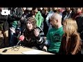 Redacció: Cristina CastañoAudiovisuals: Victòria Oliveres i Sònia CalvóEl passat 19 de febrer de 2015, davant de l·Ajuntament de Sabadell, s·aplegaven desenes de persones per assistir a la roda de premsa que havia convocat la Plataforma d·Afectades per la Hipoteca i la Crisi de Sabadell després del darrer cas repressiu que han patit dues de les seves militants. La Sara, detinguda dilluns 16 de febrer pels Mossos d·Esquadra per okupar un habitatge i imputada d·usurpació, ha comparegut per explicar tot el procés de detenció que han viscut  ella i el seu company  aquest últims dies. La PAHC, però, no ha volgut limitar-se a visibilitzar aquest últim cas, sinó que s·han compromès a tramitar una denúncia per ·les pràctiques il·legals i abusives que els Mossos d·Esquadra estan duent a terme, amb un alt grau de violència, de forma arbitrària i poc garantista (sense intervenció judicial) contra famílies que s·han vist obligades a okupar per a accedir a un habitatge.·, tal i com afirmen a un comunicat. Han manifestat, també, que exigeixen al cos de Mossos d·Esquadra que ·cessin immediatament aquestes actuacions i deixin de vulnerar la legalitat· i que l·Ajuntament de Sabadell faciliti una reunió a quatre bandes amb Mossos d·Esquadra, Policia Municipal, PAHC Sabadell i el propi govern local, demandant també un posicionament públic per part del mateix òrgan.  Notícia completa: [https://directa.cat]