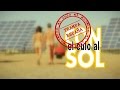 Milers de famílies de l·Estat Espanyol i desenes d·inversors internacionals que van invertir en energia solar denuncien que han estat estafades pel govern.Quina resposta els ha donat la justícia? Qui mou els fils de les polítiques energètiques a l·Estat Espanyol? Per què aquest país renúncia al seu principal recurs energètic? És la política energètica dels governs de l·Estat Espanyol un cas més de corrupció d·estat? Qui té por de la fotovoltaica? És l·Estat Espanyol un lloc fiable per als inversors estrangers? Per què aquests assumpte no apareixen en els mitjans de comunicació?Aquest reportatge és la resposta a aquestes preguntes.