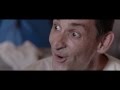 'Murieron por encima de sus posibilidades'<br/>Escena del monòleg d'Albert Pla i la policia<br/>Estrena en cinemes 24 d'abril<br/>