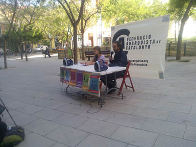 Aquest matí ha tingut lloc al barri de Sants la primera roda de premsa de la FAC, en el marc de la campanya amb què l·agrupació llibertària difon el seu naixement oficial.Després de llençar a finals de març un vídeo on es presentaven formalment, en aquesta ocasió s·han fet públics els eixos socials de la federació, basats en el feminisme, l·ecologisme i el respecte als animals, l·educació, l·habitatge, el treball i l·antifeixisme.Tota la campanya gira entorn del lema Has pensat que potser ets anarquista?, amb què la Federació Anarquista de Catalunya pretén mostrar i difondre l·arrel àcrata de moltes de les pràctiques quotidianes més esteses.Aquesta difusió continuarà amb un tour per diferents localitats catalanes on encara no hi hagi cap grup llibertari o veïnal o que desconegui la FAC. Paral·lelament, la campanya també es durà a terme pels mateixos barris, pobles o centres educatius dels 17 col·lectius que actualment integren la federació. La motivació final és aconseguir una vinculació real i palpable entre les llibertàries d·arreu de Catalunya; una unió que sumi esforços i respecti totes les particularitats.