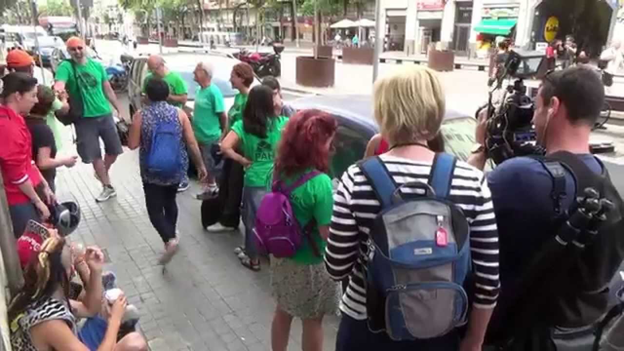 La PAH i veïns de Sants aturem el desnonament de Horgilia i els seus 4 fills, a la Rambla Brasil.