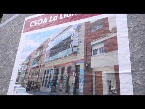 (17/06/2015).- Els mossos d·esquadra triguen 7 hores per desallotjar uns habitatges del CSOA La Llamborda. El Centre Social continua. Al vespre, una manifestació de dues-centes persones recorren el barri. 