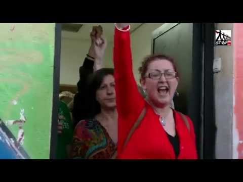La policia va detenir aquest dimecres al costat d·una parròquia de Entrevias, a Madrid, a Alfons FO, conegut com Alfon, el jove condemnat a quatre anys de presó per portar explosius durant una vaga general el 2012. La detenció es va produir cap a les 21.30 hores al costat a la parròquia de San Carlos Borromeo, coneguda com la ·iglesia roja·.El Tribunal Suprem havia confirmat la condemna de quatre anys de presó contra el jove, en considerar que els artefactes casolans explosius que portava a la jornada de vaga, el 14 de novembre de 2012, podrien haver causat danys.Després de la decisió del Suprem, l·Audiència Provincial de Madrid va ordenar la seva detenció i va ingressar a la presó per complir la pena imposada, el que va motivar la detenció a ultimes hores d·aquesta tarda.Segons el seu advocat, Erlantz Ibarrondo, el jove havia remès un escrit a l·Audiència Provincial a la qual comunicava el seu desig de lliurar-se. ·Sóc a la parròquia de Sant Carles Borromeu i demano que acudeixin les forces de seguretat a detenir-me·, deia l·escrit segons el lletrat.Un grup de persones es va concentrar al costat d·Alfonso FO poc abans de la detenció per formar un ·mur· que aïllés al detingut davant l·actuació policial, de la manera en què ha passat en ocasions al País Basc.Artefacte casolà amb metrallaLa detenció es va produir després que, en una audiència tancada, els magistrats del Tribunal Suprem confirmessin la condemna de quatre anys a Alfonso en considerar provat que durant la jornada de vaga del 14 novembre 2012 portava una motxilla amb un artefacte explosiu casolà.Els magistrats de la Secció 30 van condemnar a Alfonso ·per les característiques especialment perilloses de l·artefacte·, que segons destaca era de caràcter mixt -explosiu i incendiari-, portava incorporats ·gasos extremadament inflamables· i contenia cargols a manera de metralla ·susceptibles de causar danys a la persones ·.La sentència considera provat que el 14 de novembre de 2012, dia de vaga general convocada pels sindicats CCOO i UGT, el condemnat es trobava en les proximitats de l·avinguda de Buenos Aires de Madrid al costat d·altres dos joves i portava una bossa que va tirar a terra quan uns agents de paisà es van acostar.A la borsa, segons es va comprovar després, hi havia dos ampolles de plàstic amb benzina i dos pots de metall, denominats Butane-gas, que contenien un gas liquat extremadament inflamable. Tot això lligat amb una cinta i en el centre un petard amb una metxa a la qual s·havien unit diverses llumins.Alfonso ja va ser condemnat el desembre passat a un any de presó per un delicte de lesions i un altre de resistència a l·autoritat, si bé va ser absolt del delicte d·atemptat contra agent de l·autoritat.
