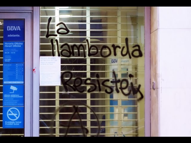 Barcelona, 18 de juny 20151. Desallotjament de La Llamborda2. Lluitant Respondrem3. Presentació Revista #HolaDictadura4. Homenatge al poeta Jesús Lizano5. Documental La Violación como tortura6. Exposició poètica solidària1. Desallotjament de La LlambordaAvui a les 8.00 del mati els mossos d·esquadra han arribat al barri del Clot per desallotjar el Centre Social La Llamborda. però han desallotjat només l·habitatge després de 7 hores de resistència. El Centre Social continua obert. Per la tarda es va fer una manifestació.2. Lluitant RespondremManifestació pels carrers de Sants contra la repressió als moviments de resistència, que aplegà unes 500 persones cridant Lluitant Respondrem. A través de la campanya ·Lluitant respondrem·, aquest dissabte al vespre s·han manifestat a Sants en defensa de totes aquestes causes i per exigir que cessin tots els ·seguiments, escoltes telefòniques, monitoreig de les xarxes i portes esbotzades de matinada·, que s·han convertit en pràctiques habituals per part de la policia.3. Presentació Revista #HolaDictadura El passat divendres 12 de juny un centenar de persones van asistir a la presentación de la revista HJola Dictadura. La revista és el nucli central d·una campanya per fer arribar a diferente capes de la població l·assetjament mediatice i policial que esta patint el moviment llibertari.4. Homenatge al  poeta Jesus Lizano A dos setmanes de la seva mort, el poeta àcrata Jesus Lizano va rebre un sentit homenatge a la plaça del Sol de la vila de gràcia. Una trentena de poetes deleitaren al public amb els seus millors poemes.5.Documental Violación como torturaEns ha arribar un bou documental que denuncia les practiques de violación dels cosos policiales com una ara de tortura. Veiem-ne un fragment.6. Exposició poètica solidàriaI per acabar veiem un video d·una Exposicio poética solidaria smb les anarquistes represaliades.Contrainfos entra en modus estiu però seguierem publicant notícies al recull de notícies de  latele.cat