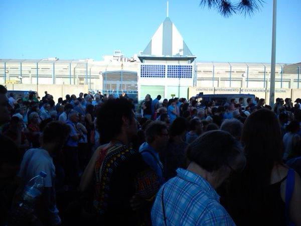 Gràcies per obrir els ulls, ara cal seguir lluitant per tancar els CIEDes de les organitzacions que formem la Plataforma ·Tancarem El CIE· volem agraïr a totes les persones, col·lectius i organitzacions l·assistència i el suport a la mobilització del dia 20 de juny.El dissabte dia 20 més de 2.000 persones, en una mobilització històrica, vàrem assenyalar una institució que ha de desaparèixer. Tal com hem exposat infinitat de vegades, el CIE és només la punta de l·iceberg d·unes polítiques migratòries segregadores,excloents, racistes i vulneradores dels Drets Humans de les persones que exerceixen el dret a la migració.Malgrat que encara queda molt camí per fer, el que ja hem recorregut fa vertigen i ens situa ben a prop del primer objectiu: tancar el CIE ha deixat de ser utòpic i ja és un escenari possible. Avui, tothom és conscient que el tancament del CIE serà un fet imminent, una reivindicació que ja no està situada al paradigma de la utopia sinó a l·agenda política més actual.Ara ens toca continuar el camí que ja no té marxa enrere, ara toca caminar amb més força que mai per aconseguir el primer pas irreversible cap al canvi en les polítiques migratòries. Tancar el CIE és el primer esglaó per a posar en qüestió les batudes, les deportacions forçades i les vulneracions de drets a la frontera sud.En aquest camí, serà més important que mai, comptar amb la complicitat i participació de totes vosaltres. Perquè estem comprovant, dia a dia, com el racisme institucional només se supera des de l·acció conjunta als carrers, a les entitats, a les xarxes socials, a les escoles i als barris. I és aqui on la tasca de totes és imprescindible.Gràcies per obrir els ulls, ara cal continuar lluitant per tancar els CIE.http://tancaremelcie.cat