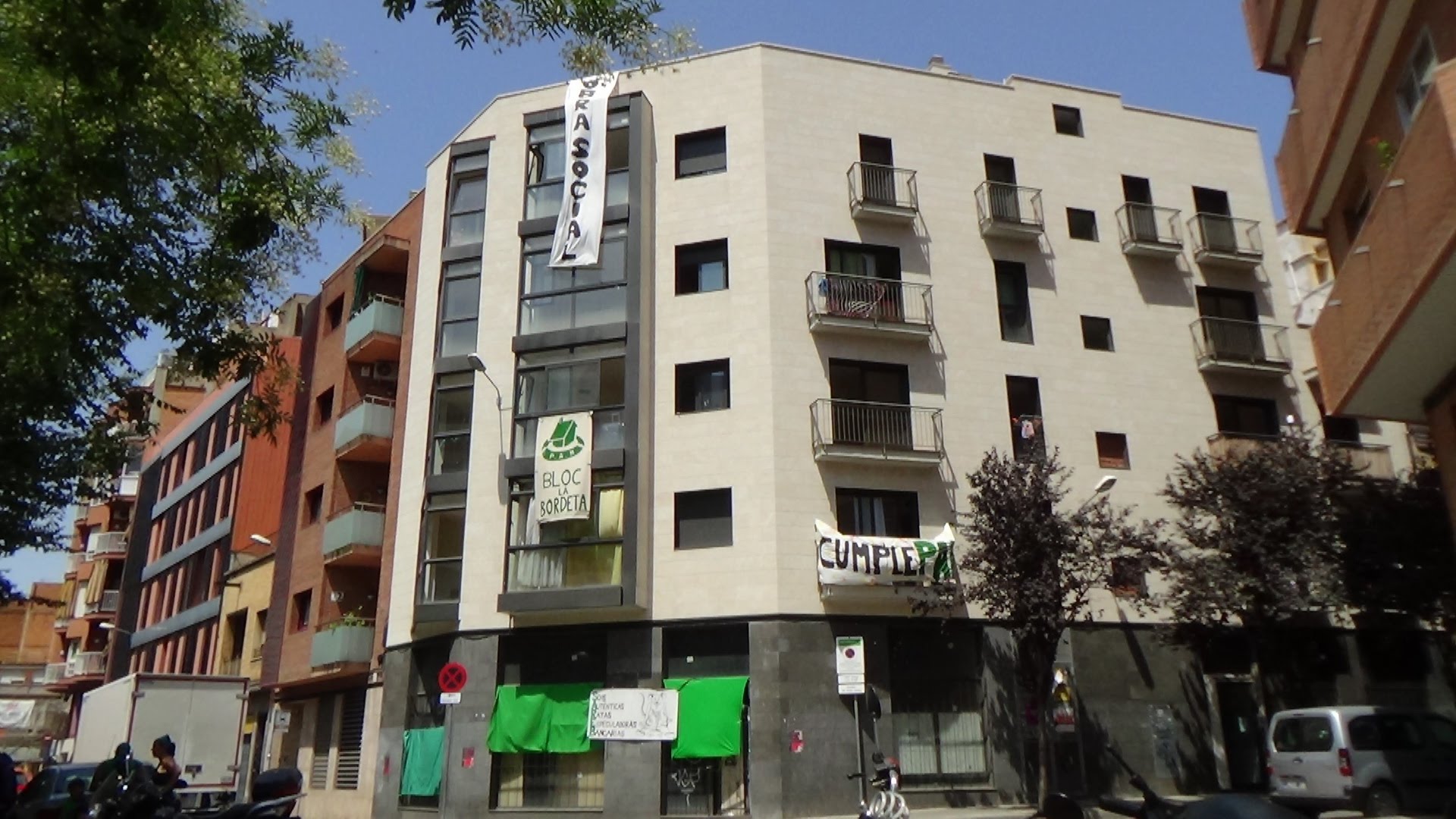 Roda de Premsa de la PAH, davant l·ordre de desallotjament del Bloc La Bordeta. 07-07-2015Comunicat de la PAH:Des de la Plataforma d·Afectats per la Hipoteca (PAH) de Barcelona i davant de l·ordre de desallotjament que amenaça les famílies que viuen actualment al Bloc La Bordeta, volem fer públic que hem instat tant a l·Ajuntament de Barcelona com a la Generalitat de Catalunya perquè intervinguin en el procés. Les dues institucions han sol·licitat al jutge que no ordeni el desallotjament. D·altra banda, també instem al poder judicial perquè no permeti que les famílies del Bloc La Bordeta es quedin al carrer i que es vulneri així el dret a un habitatge digne i adequat tal com emmarca l·art. 47 de la Constitució Espanyola. També hem enviat un escrit sol·licitant col·laboració a la Sindicatura de Greuges, intentant esgotar totes les vies de mediació possible per evitar el desallotjament. 
