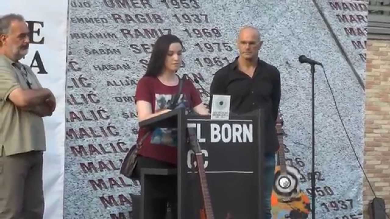 Amina tenia un any quan les tropes sèrbies dirigides per Ratko Mladic van assassinar 8.373 homes i nois a Srebrenica, l·11 de juliol de 1995. Va fer una breu i emotiva intervenció en l·acte ·Veus de Srebrenica 1995-2015· que va recordar, al Born barceloní, els 20 anys que han transcorregut des d·aleshores. Després de passar 16 anys en un camp de refugiats, Amina viu a Barcelona. Diu que no odia els que van assassinar el seu pare però cal no oblidar perquè mai no es repeteixi un altre Srebrenica. L·acte va ser organitzat per Districte 11 City to City, Solidaritat UB, Igman, ICIP i Pau i Solidaritat.