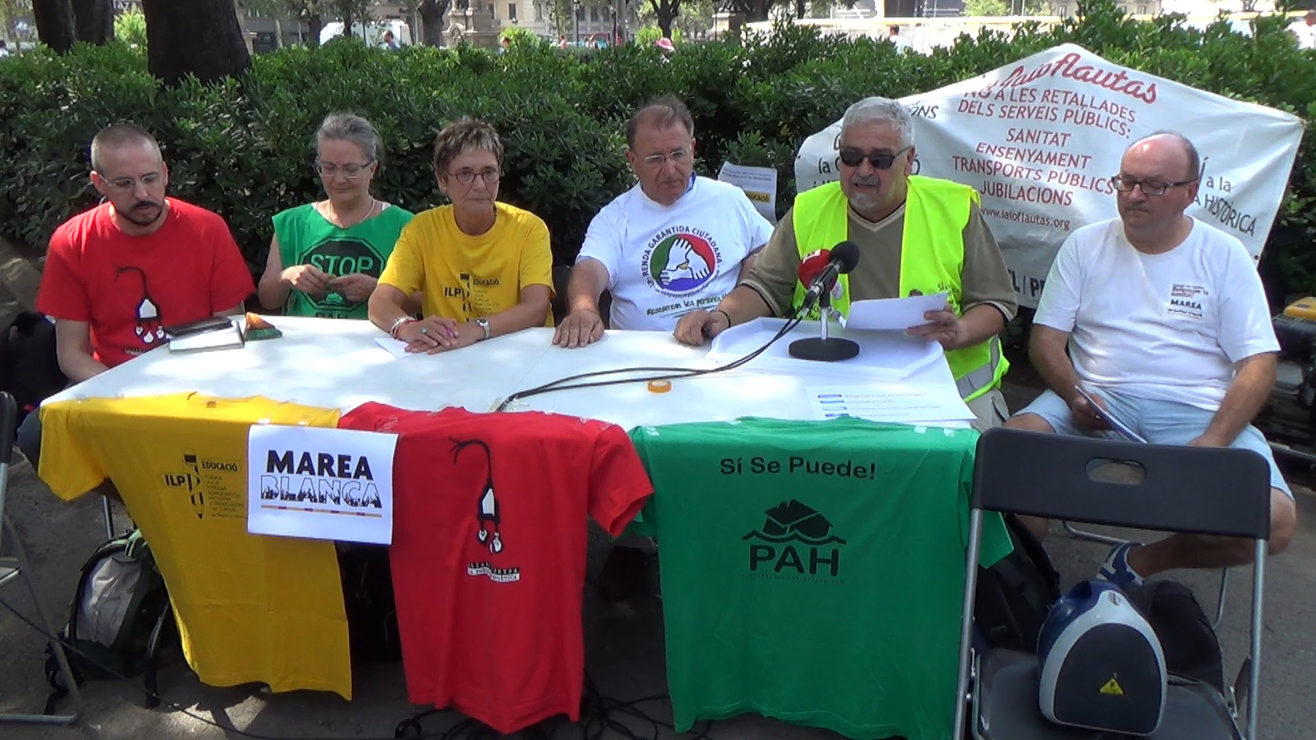 Roda de premsa de presentació de les ILPs en marxa.https://ilpsenmarxa.wordpress.com/category/les-ilp/Manifest de les #ILPenmarxa: El Poble mana!ilpsenmarxa / 3 dies agoPer adherir l·entitat en la que participeu, ho podeu fer omplint el formulari de sota o enviant un mail a l·adreça ilpsenmarxa@gmail.comA tota la gent, col·lectius, moviments i organitzacions que pensen que cal anar més enllà de les eleccions, que el poble mana i que, si triem representants, aquests hauran de governar obeint.Prop de 400.000 signatures recollides per les ILPs: contra els desnonaments i la pobresa energètica, per la renda garantida i per un nou sistema educatiu, són una mostra clara del fet que el poble no només vol autogovernar-se sinó que sap com fer-ho.Aquest esforç de debat popular al voltant de com organitzar la societat obre el camí per a un procés constituent, des de la base, que trenqui amb el règim del 78.Arriben temps d·eleccions i molts partits polítics faran promeses per guanyar vots, promeses les quals ningú garanteix que siguin complides. Des de les #ILPsEnMarxa volem posar en primer pla la necessitat de decidir-ho tot i garantir el pa, el treball, l·habitatge, els serveis públics i tots els drets i llibertats.Amb la ·renda garantida universal· reconeguda per l·estatut de Catalunya s·acabaria amb la gana i amb la xacra de 200.000 persones que viuen per sota el llindar de la pobresa.Amb les mesures proposades a la ILP contra els desnonaments i la pobresa energètica es garantiria un habitatge digne i adequat a tota la població.Amb la ILP per un nou sistema educatiu es garantiria una educació pública universal, laica, co-educadora, democràtica i en català de bressol a universitat.Amb el decàleg proposat per la marea blanca de Catalunya es garantiria un servei nacional de salut públic i universal i de qualitat-Així, aquesta mobilització conjunta vol sevir per forçar l·obertura d·un procés constituent des de la base. El poble mana, volem decidir-ho tot: com garantir també els drets LGTBI, drets de les dones, drets laborals, papers sense contracte, transport públic i de qualitat, gestió sostenible dels recursos... i d·altres reivindicacions benvingudes.Exigim l·amnistia per a totes les persones represaliades per lluitar per un món més just. Exigim la derogació de la llei mordassa i el tancament de tots els CIEs i la fi dels abusos policials.Diem ben clar que els Pobles Manen, i que el poble català vol la sobirania plena, també l·energètica i l·econòmica. Sabem que si no es deixa de pagar el deute i es continua seguint els dictats de la troika (FMI, BCE i UE) i ens imposen tractats com el TTIP no hi haurà serveis públics com demostren els atacs ferotges d·aquestes institucions al poble grec.Per tot això des de les #ILPsEnMarxa ens mobilitzarem el 18, 19 i 20 de setembre. Marxarem pel territori i confluirem a plaça Catalunya, a les 18h. Reivindiquem pa, habitatge, educació, sanitat, treball i llibertats. Volem autogovernar-nos i animem, a tota la gent i organitzacions que ho vulguin, a signar el manifest, recordant que els compromisos s·han de complir.