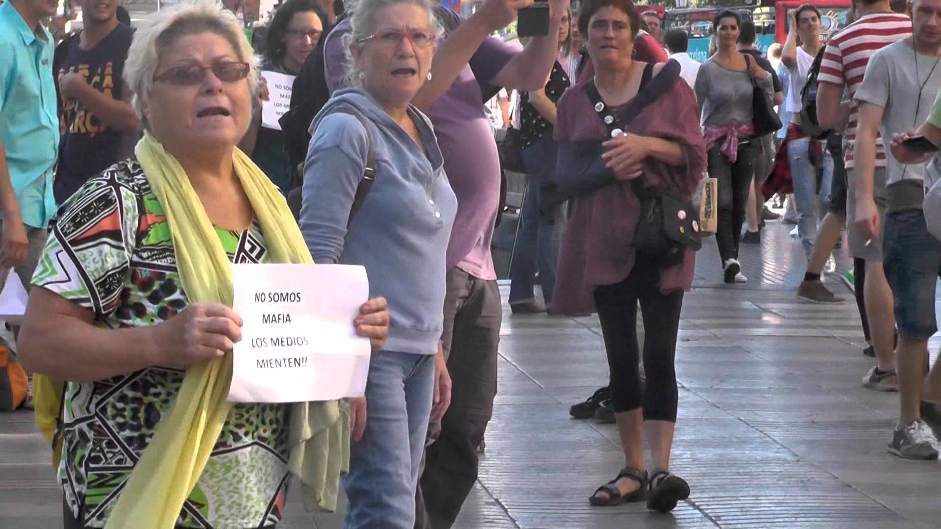 Un grup d·activistes ha organitzat una acció a la Rambla de Canaletes, a Barcelona, aquest diumenge 6 de setembre, en solidaritat amb les persones que treballen al top manta. Han recordat que ·Cap persona és il·legal· i que ·No és delicte vendre per menjar·. 