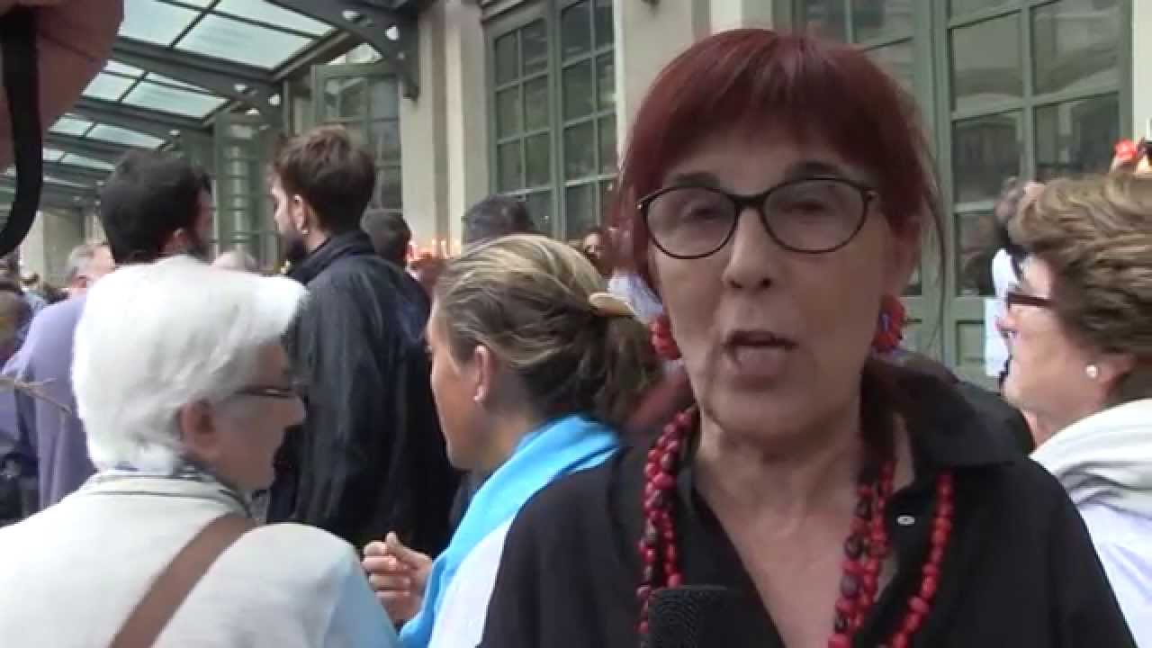 Diu @stopmaremortum : A una estació, lloc de migrants, hem creat avui un lloc de reflexió amb espelmes. #StopMareMortum #refugeeWelcome #BenvingutsRefugiats #acollimrefugiats Stop Mare Mortum convoca una concentració per a demanar la creació d·una xarxa de municipis acollidors de persones refugiades a Catalunya.La plataforma celebra que municipis com el de Barcelona es posin a disposició de les entitats per posar solucions urgents a la crisi humanitària, però veu insuficient el nombre 28 places catalanesStop crida a la participació ciutadana amb una concentració i encesa d·espelmes: DIVENDRES 4 DE SETEMBRE A LES 18:30h A BARCELONAMilers de persones refugiades i migrants arriben a Europa, o fins i tot moren pel camí, fugint de conflictes armats i de la precarietat que hi ha en els seus països d·origen. Aquesta realitat, però, no és nova sinó una tendència que des del 2013 ha anat en augment fruit dels conflictes dels països de la riba del Mediterrani i de la mateixa Europa: Síria, Afganistan, Ucraïna...  Per a la plataforma, una persona refugiada és tota aquella que es veu obligada a marxar del seu país per raons bèl·liques, econòmiques, d·orientació sexual o qualsevol altra vulneració de drets que posi en perill la seva vida. Actualment la situació és crítica i per això exigim als governs que hi posin solucions.  Stop Mare Mortum fa una crida a la mobilització ciutadana com a eina de pressió política i és per això que convoca una concentració amb espelmes (porta la teva) sota el lema ·Aquí sí, Catalunya acull·. Serà el proper divendres 4 de setembre a les 18:30h davant del poliesportiu de l·Estació del Nord a Barcelona, lloc on es celebra la trobada de Ciutats pel Bé Comú i on, entre d·altres municipis, hi participa Barcelona. Després de la reunió amb l·Ajuntament de Barcelona el passat 1 de setembre, on Stop Mare Mortum hi va participar, celebrem la decisió de la ciutat de liderar el procés que pot esdevenir en una xarxa real de municipis acollidors a Catalunya i de dotar de més pressupost la partida per a l·acollida. La societat civil exigeix als municipis d·arreu del territori que compleixin amb la seva responsabilitat en la protecció dels drets humans i que, com a administració més pròxima a la ciutadania, es comprometin a garantir el dret a asil i a donar solucions a la situació de vulnerabilitat de moltes persones sigui quina sigui la seva condició administrativa. Desitgem que s·hi sumin més poblacions igual que ho han fet, de moment, Sabadell o St. Feliu del Llobregat. Des de la plataforma demanem a la Generalitat i als ajuntaments:     La coordinació entre totes les administracions responsables: Ajuntaments, Generalitat, Estat espanyol i Unió Europea.    Que s·augmenti el nombre de places d·asil a Catalunya. Les 28 que s·ofereixen és un nombre ridícul per a més de 7,5 milions d·habitants i per a les més de 1.600 sol.licituds que es preveuen enguany.    Que s·augmenti la qualitat de la plaça d·acollida.         Actualment el temps d·asil és de 6 mesos. Creiem que això és un temps insuficient perquè una persona superi l·experiència traumàtica de l·exili i pugui ser autònoma (aprendre la llengua, conèixer el país, trobar feina...). Després d·aquests 6 mesos la persona queda desprotegida. Per això creiem que hauria de ser d·un mínim de dos anys.        Crear uns serveis d·acollida i suport adequats a les necessitats ( psicòlegs, treballadors socials, intèrprets, advocats...) i individualitzat.      Accés universal als serveis públics (sanitat, educació, serveis socials, habitatge, serveis d·ocupació...).    Crear una Xarxa catalana de municipis acollidors. Volem que altres poblacions segueixin la línia de Barcelona, Sabadell o St. Feliu de Llobregat.      Crear una Xarxa de famílies acollidores amb els recursos necessaris i les garanties necessàries.    Dotar dels uns recursos adequats a les entitats que treballen amb les persones refugiades per poder atendre-les amb garanties.    Endegar i garantir polítiques municipals de cooperació per al desenvolupament amb vocació transformadora. Per a tot això pensem que el pressupost de 100.000 euros que la Generalitat ha destinat al Pla de Protecció Internacional de Catalunya del 2014 és insuficient i, per tant, demanem un augment de pressupost de caràcter urgent. Per altra banda, Stop Mare Mortum elaborarà una proposta que farà arribar a tots els grups polítics per a que la portin als seus plens municipals. + info: http://www.lafede.cat/aqui-si-catalunya-acull-reaccionem-mostrem-els-nostre-suport-a-les-persones-refugiades/