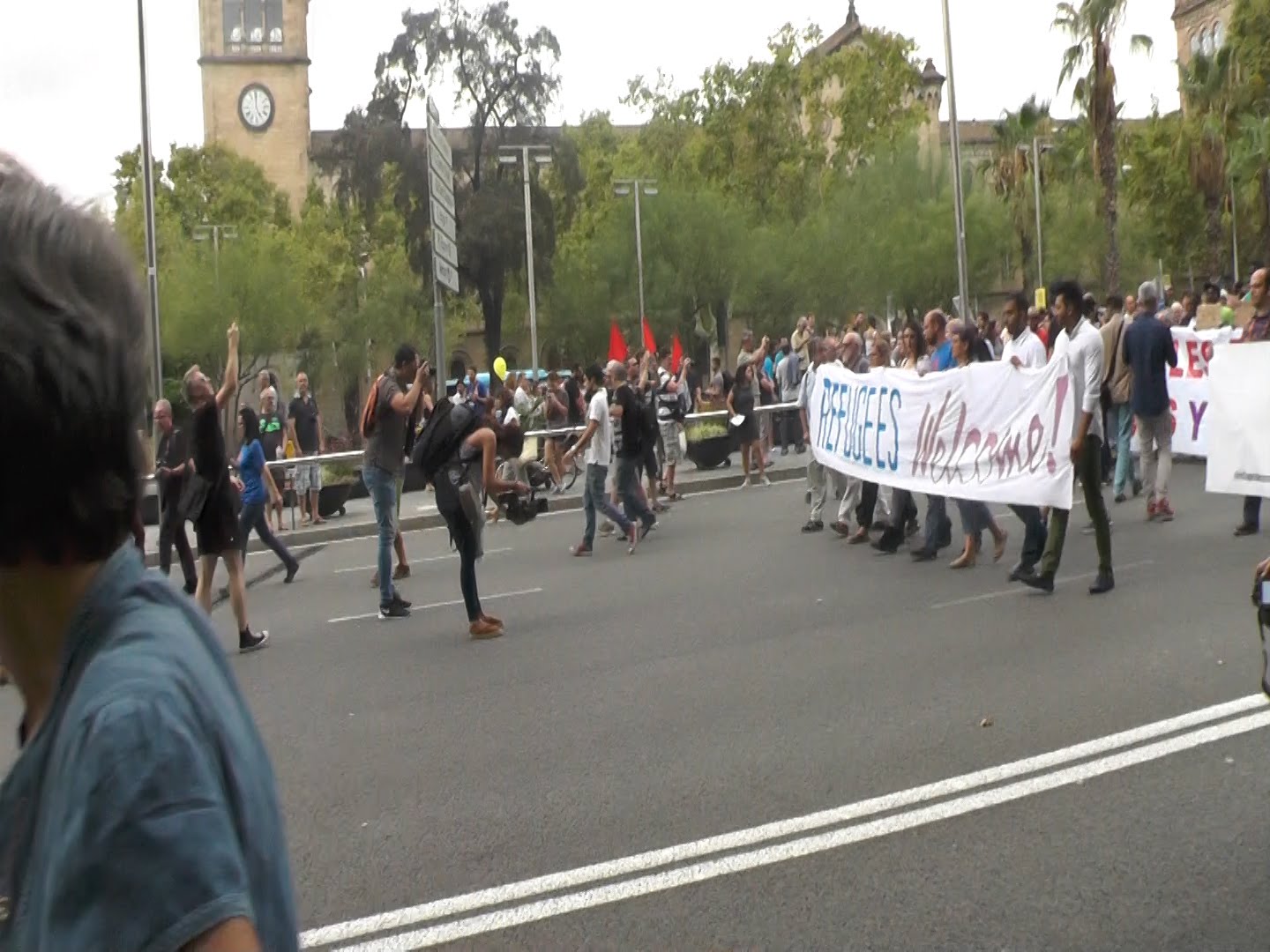 Una manifestació a la qual han assistit més d·un miler de persones ha travessat el barri del Raval, a Barcelona, per sumar-se a la Jornada Europea d·Acció pels Refugiats. L·han organitzat ·Stop Mare Mortum· i Unitat contra el Feixisme i el Racisme. La manifestació ha començat a la plaça Universitat i ha acabat al Port Vell, on s·han llançat flors a l·aigua en homenatge als milers de persones que moren ofegats a la Mediterrània en el seu intent d·arribar a Europa.