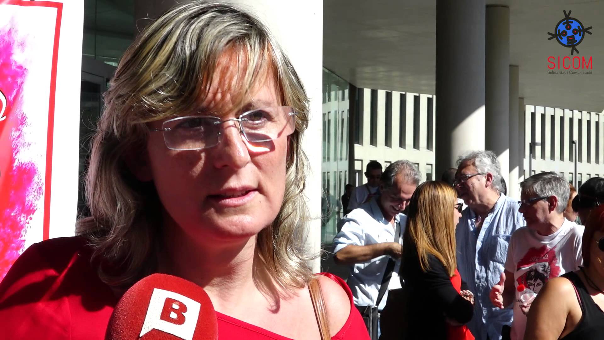 El judici pels fets del 29M ha acabat amb un acord extrajudicial.El judici contra Laura i Eva, les dues sindicalistes de la CGT que van participar en la performance davant la Borsa de Barcelona durant la vaga del 29 de març de 2012, no s·ha arribat a celebrar. Després de dues hores de negociacions la Fiscalia i la defensa han arribat a un acord pel qual les acusades són condemnades a tretze mesos de presó amb una suspensió de l·execució de la pena d·acord amb el criteri de la no reincidència en un termini de dos anys. Per tant, com que no tenen antecedents penals, les activistes no entraran a cap centre penitenciari. Per altra banda, el sindicat CGT, al que la Fiscalia demanava una sanció de 23.222 euros com a responsable civil subsidiari, ha quedat exempt d·aquest pagament.·Acceptem l·acord però avui no s·ha fet justícia· deia Eva a la sortida, ·no estem satisfetes perquè avui ens han condemnat per lluitar·. Laura, que ja va romandre en presó preventiva durant 24 dies, ha tingut unes paraules de record per la resta de companyes que estan a l·espera de judici i ha manifestat que ·seguim en la lluita·.Més info a:https://directa.cat/actualitat/generalitat-retira-lacusacio-contra-dues-activistes-de-cgt-que-finalment-no-ingressaranhttp://www.eldiario.es/catalunya/trabajo/sindicalistas-acusadas-desordenes-entraran-prision_0_438506553.htmlSICOM, Solidaritat i Comunicació http://www.sicom.cat