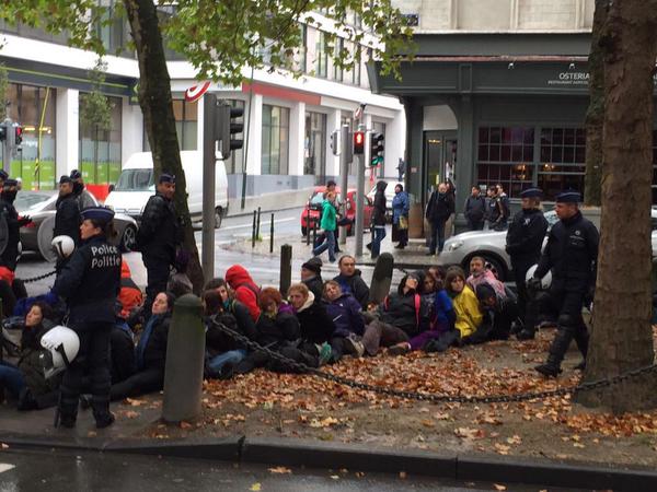 Una trentena de persones, d&middot;elles 10 aragoneses, han estat detingudes i posades en llibertat per la policia belga aquesta tarda quan participaven en les Euromarxes contra el Tractat Transatl&agrave;ntic de Comer&ccedil;. Es trobaven als voltants dels edificis on se celebra una cimera de caps d&middot;estat i govern europeus. Es tracta d&middot;Andoni Corrales, Marta de Santos i Amparo Bella.Violeta Barba, parlament&agrave;ria de la formaci&oacute; violeta i vicepresidenta de la Mesa de les Corts ha confirmat que s&middot;ha procedit ja a la seva posada en llibertat. Barba assegura que s&middot;ha tractat &uacute;nicament d&middot;una detenci&oacute; administrativa per procedir a la seva identificaci&oacute;.