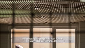 Encara hi ha llocs on les persones són rebaixades a nombres. Històries captives que reclamen sortir a la llum perquè tots ens fem ressò de les seves veus silenciades.
<br/>
<br/>Un documental sobre els CIE a Espanya<br/>
