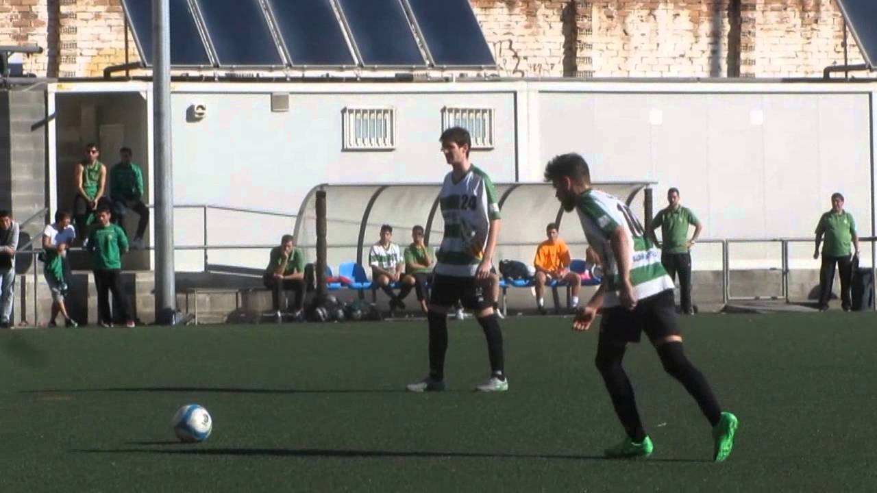 U.E. Sants - U.E. La Jonquera (15/11/2015)  Camp de L·EnergiaData: 15/11/2015 12:00Competició: Primera Catalana 2015/2016, grup 1 (Jornada 11)Col-legiats: Pau Serrat Susí, Vanni Nägeli Juan, Ismayl Chguennou.Equips:U.E. Sants Titulars: Carlos, Arbulu (Cuadrillero 60·), Picolo, Castillo (Cura 45·), Alberto (Felip 60·), Fabregat, Aleix (Guille 45·), Gala, Crivillés, Navarro, Peque (Pau 45·).U.E. Sants Suplents: Freixi, Joaquim.U.E. La Jonquera Titulars: Toni Montero, Anderson, Edile, Bena, Chacón (Josep Vergara 79·), Iván Ruiz, Amos Gasca (F. Soler 79·), F. Pérez (Rama 45·), Pau Bonmatí, Henry (Carlos López 82·), Compte (Gerard 67·).U.E. La Jonquera Suplents: Boido, Dani.Gols:U.E. La Jonquera  0-1 Compte (33·)U.E. La Jonquera  0-2 F. Pérez (44·)U.E. La Jonquera  0-3 Henry (77·)Targetes:U.E. La Jonquera  Anderson (53·)U.E. Sants  Navarro (59·)U.E. La Jonquera  Iván Ruiz (66·)Sisena jornada consecutiva sense aconseguir una victòria, que es remunta a la jornada 5 amb el 4 a 0 contra el Martinenc. Dels últims 18 punts, només em tret 3. I tot el que fan pensar aquestes dades no juguem malament.El resum del partit es, el Sants juga be la primera part i encaixa dos gols, juga malament la segona i encaixa un tercer. La primera part, el control, el domini i el joc l·ha posat el Sants, però en un embolic dins de l·àrea i una descoordinació defensiva ha fet que passéssim dels primers bons 30 minuts a marxar cap el vestidor amb dos gols en contra.En els primers 15 minuts de la represa Tito ha intentat revolucionar l·equip amb cinc canvis, però en lloc de millora ha portat desconcert. La Jonquera només ha tingut que mantindre la forma, en cap moment ha deixat de buscar la porteria de Carlos i en un altre descoordinació a la sortida d·un corner ha sentenciat el partit.No juguem malament, arribem a controlar el partit, tot i que ens falta aquell punt de tensió i pressió que ens fa millor, però es que no sembla que el necessitem, però llavors es capgira la situació i ja no reaccionem. Potser son masses partits sense un bon resultat, potser masses partits amb final ajustats i perduts, o amb males decisions arbitrals, però necessitem un click per tornar a treure l·equip de l·inici de temporada abans de que la situació es posi complicada Encara queda molta lliga i temps de millora, però necessitem aquest canvi de tendència i tornar a ser guanyadors.