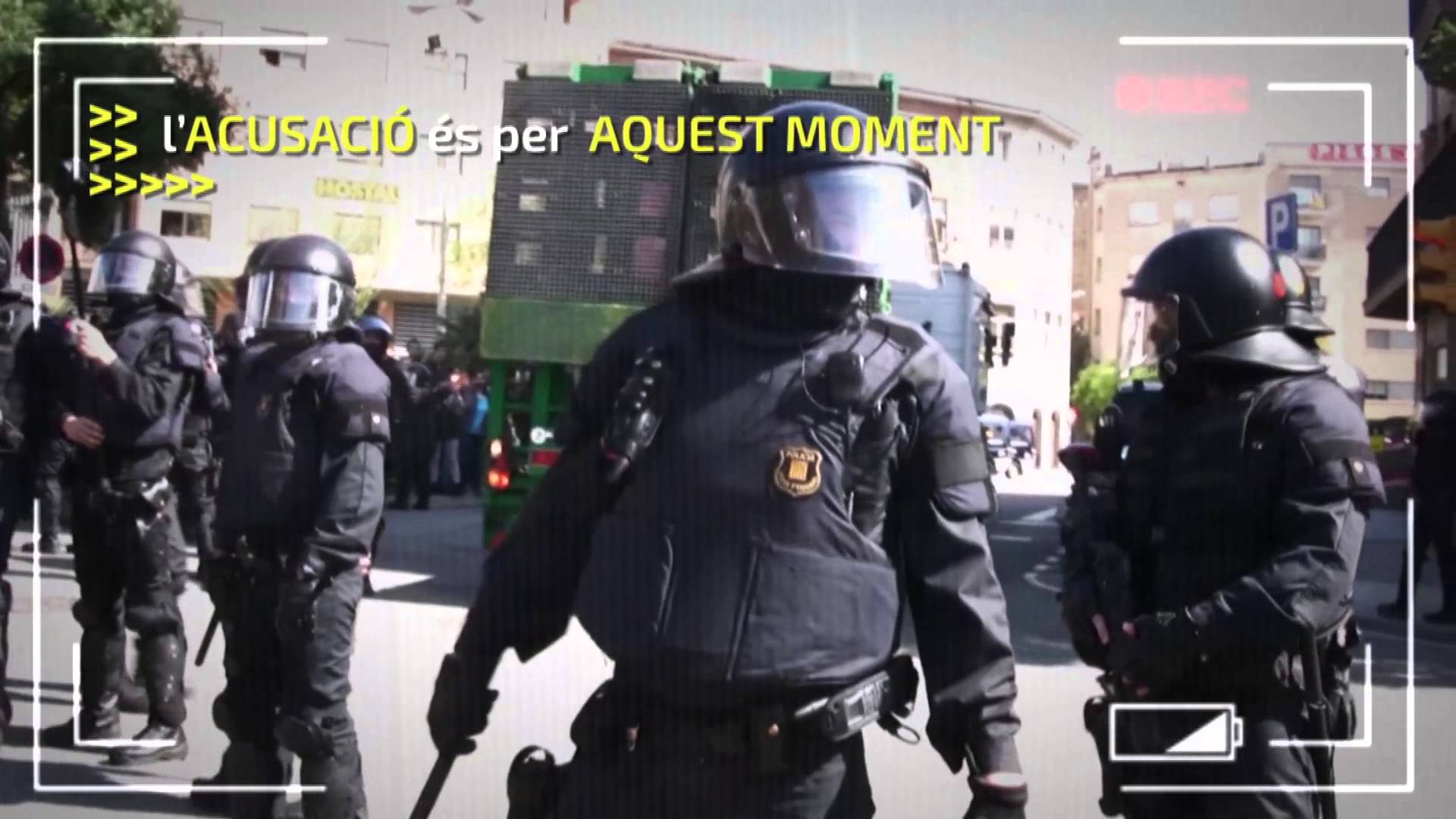 Ja ha passat un any i mig del 26 de maig de 2014, el dia que va tenir lloc el desallotjament del CSA Can Vies, al barri de Sants. Totes recordem l'esclat social que es va produir arran d'aquest fet, aquella setmana de poder popular i solidaritat arreu que va ser batejada com a ‪#‎EfecteCanVies‬. La indignació va prendre els carrers, moltes persones van manifestar el seu suport al CSA perquè desallotjar Can Vies significava la pèrdua d'un espai que durant 17 anys havia estat present a moltes lluites del barri, de la ciutat i més enllà del nostre territori. El desallotjament de Can Vies va ser la gota que va fer vessar el got enmig de la situació de crisi, retallades, corrupció, repressió i misèria a la que l'oligarquia i les elits econòmiques ens volen enfonsar. Durant aquells dies de mobilització, van ser moltes les persones identificades, agredides, detingudes i que van patir la brutalitat policial.
<br/>
<br/>Dos mesos després del desallotjament, Iker, un company veí de Sants va ser assaltat per uns agents de paisà dels Mossos d'Esquadra quan sortia de casa seva i va ser detingut. L'ordre provenia d'un informe de la Brigada d'Informació d'aquest mateix cos policial. Després de passar algunes hores a la Comissaria de Les Corts, la detenció va quedar sense efecte i va poder recuperar la seva llibertat. Però el procediment judicial va tirar endavant i el proper 15 de desembre de 2015 tindrà lloc el judici.
<br/>
<br/>Iker és un realitzador audiovisual i documentalista vinculat als moviments socials del barri de Sants i ha sigut membre de l'assemblea de Can Vies. Va documentar moltes de les accions i activitats que es van fer durant tot el procés de la campanya en contra del desallotjament del CSA i, durant els dies de l'Efecte Can Vies, va col·laborar en aquesta tasca amb la televisió comunitària LaTele.cat i el Setmanari La Directa. El dia del desallotjament ell estava gravant l'actuació policial i per aquest motiu se'l vol jutjar. La fiscalia li demana una pena de 5 anys i mig de presó, i la generalitat, com a acusació particular, 3 anys i 8 mesos.
<br/>
<br/>Volem denunciar la persecució a la dissidència política i al dret a la lliure informació. Aquest és un atac a les persones que tracten de mostrar la realitat lluny dels grans lobbys comunicatius que controlen la informació, intentant crear estats d'opinió segons els seus interessos polítics.
<br/>Ens volen a presó per informar.
<br/>Demanem la solidaritat i la difusió del cas per denunciar aquest cas repressiu
<br/>Els nostres mitjans d'informació per les nostres lluites.
<br/>
<br/>Lluitar, crear, comunicació popular.
<br/>ABSOLUCIÓ IKER!!
<br/>‪#‎AcusatXInformar‬
<br/>
<br/><a href='https://acusatxinformar.wordpress.com' target='_blank'>https://acusatxinformar.wordpress.com</a><br/>