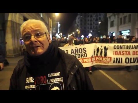 Manifestació del 23 aniversari de l·assassinat de Pedro Álvarez per un policia nacional. Cada 15 de desembre des de 1993, una marxa recorre el centre de Barcelona fins a la Pl. St. Jaume per exigir justícia a les autoritats. Aquesta ocasió és la primera vegada que la família Álvarez és rebuda per l·ajuntament de Barcelona.