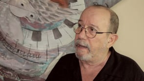Silvio Rodríguez és un dels més grans artistes i més influent, és un trobador que somia, un aprenent de bruixot, un poeta amb guitarra, un convençut que la música i la poesia potser no salvin el món, però sí que ho milloren.Silvio és més que un músic, és més que un poeta, és més que un artista, creiem que és un ideòleg d·aquesta època, un home amb un compromís social, i coherent com pocs.En l·entrevista ens parlarà de la gira interminable que està realitzant pels barris marginals de l·Havana, des de l·any 2010, mes a mes, sense haver fallat ni un de sol. Silvio, ha posat en pràctica aquesta iniciativa de fer concerts en barris molt pobres des d·una clara posició revolucionària, en la qual, per tant, no hi ha lloc per a la condescendència ni la donació. Els porta regals meravellosos a aquestes comunitats tan necessitades i desvalgudes que són un seriós indicador de deteriorament cos social, però aquests dons no vénen a resoldre els seus mancances materials. Són aportacions al seu esperit, al que té de superior tot ésser humà, a l·autoestima, l·alegria i el plaer, a la cohesió dels veïns i la pacificació de la seva existència. Parteixen de la interlocució, la confiança i la fraternitat.En aquest temps en què l·egoisme, el conservadorisme, l·acceptació de les desigualtats socials i l·afany de lucre guanyen terreny, la Gira pels barris és un formidable testimoni del millor que han construït entre totes: donar-se i rebre, sense que hi hagi cap interès material. En els termes de Silvio: d·estimar i ser estimat.Una entrevista emocionant per provocar el plaer més absolut de la nostra ment, pensar. Esperem que sigui del teu grat.