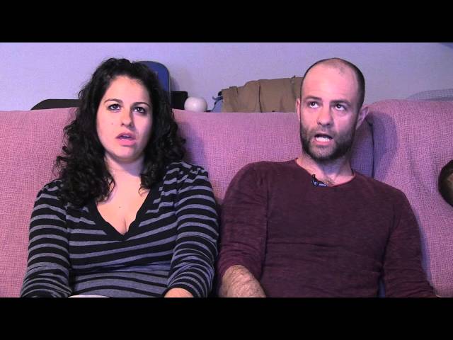 Mireia Álvarez Tapia i el seu marit Manuel Martínez Garcia vivien un infern la primavera de 2014. Estaven a punt de perdre el pis i el banc els exigia, a més a més de l·habitatge, que paguessin 30 mil . Després que, segons declaren, el banc els denegués 7 vegades la dació en pagament, varen decidir acampar davant l·oficina de Bankia que els hi reclamava pis i diners. La hipoteca però, l·havien fet amb Bancaja - 16/3/2007 - que amb la crisi bancària· esdevingué Bankia.De resultes de l·acampada i superant les pressions que l·entitat financera feia sobre ells mateixos i els pares respectius  els avaladors de la hipoteca - , aconseguiren finalment rebaixar la motxilla· a 10 mil , 5 mil per cada parella de pares. No era el que volien però resignats i convençuts que la dació en pagament era la millor opció, van signar. Era el 28 de juliol de 2014.Mireia i Manuel no varen quedar tranquils. Tenien la sensació que havien abusat de la seva debilitat. Per saber si podien fer alguna cosa més, tot i haver signat la dació, decidiren contactar amb l·advocat José Ángel Gallegos que feia xerrades denunciant les Titulitzacions hipotecàries·.Després d·una primera demanda, Gallegos els explica que segons el Banco de España· si una entitat financera titulitza una hipoteca deixa de ser la creditora del crèdit (Veure l·article Rebolcada als desnonaments?· publicat a El Diario/Catalunya Plural el 21/4/1 5). I presenten una diligència preliminar el 16/9/201 5 demanant a Bankia que aclareixi si la hipoteca havia estat titulitzada. El 2/11/15 tenen confirmació de la sospita: la hipoteca va ser titulitzada per Bancaja i cedida al ·Fondo Bancaja 13 Fondo de Titulización de Activos·.I aleshores sorgeix la gran pregunta: com és possible que una entitat financera signi una dació en pagament sobre un habitatge que, segons el mateix Banco de España, ja no és seu? Estem davant d·una estafa?Haurem d·esperar a la resolució del jutjat de primera instància de Barcelona a qui se li demana que reconegui que Bankia, des del moment de la titulització, deixa de ser el creditor.Mentrestant i donades les sentències que s·han anat produint, en les quals diferents jutjats accepten que si una entitat financera ha titulitzat una hipoteca, ha perdut la legitimació activa i per tant no pot instar una execució hipotecària  veure Titulitzacions i venciments anticipats , ens preguntem: Per què la PAH no ha incorporat les Titulitzacions com una estratègia alternativa o complementària a les dacions en pagament?Sabem que la titulització no extingeix el deute però també que no hi ha, ara com ara, creditor que el pugui reclamar. La PAH, que ha defensat amb mestratge, valentia, decisió, eficàcia i encert el dret a l·habitatge, no hauria de conformar-se en eixugar el deute a canvi de lliurar la casa i obtenir la dació i un lloguer social, si s·obre una via alternativa que permetria a totes aquelles famílies que hi optessin conservar la casa fins que la Política resolgui el conflicte.Hauria de pensar la PAH que per a moltes persones que han optat per la dació en pagament pot ser frustrant que no se·ls hagi explicat  si no s·ha fet  que podien conservar la casa optant per saber si la hipoteca havia estat titulitzada i, cas de resposta afirmativa, que podien efectuar la corresponent demanda. I cal fer-los reflexionar que podien haver fet una campanya d·informació/denúncia pública del conflicte. Encara hi són a temps.Per què els partits polítics, que no poden al·legar desconeixement donades les sentències publicades, la batalla que des de 2014 duu a terme José Manuel Novoa des del blog ·Ataque al Poder·, l·associació Hipotecados Activos· i Solidaritat i Comunicació  SICOM -, les denúncies de l·associació 500 x 20, la brega d·advocats com José Ángel Gallegos i Óscar Viera, la lluita de les múltiples PAHC -Plataforma d·Afectats per la Hipoteca i el Capitalisme/Crisi , la PAH Girona Salt, o els articles publicats en aquest diari, no fan res per aflorar quantes hipoteques han estat titulitzades?Quants desnonaments s·han executat i encara s·executen quedant-se un banc o caixa un habitatge que ja no era seu? Quantes dacions s·han signat i se signen per entitats financeres que no en són les propietàries o fonts de titulització sense personalitat jurídica per fer-ho?Sense la Política és impossible fer front a un conflicte que s·eternitza si es vol resoldre als jutjats. Hauria de ser a les Corts on es preguntés què està passant, on s·instés el Govern a fer públics els registres amb les hipoteques titulitzades de manera que qualsevol persona pogués saber què s·ha fet amb la seva hipoteca, on es donés resposta a la gran pregunta: Estem davant una estafa amb milers i milers de damnificats? I hauria de ser el lloc on decidir com resoldre-ho, com donar-hi solució.